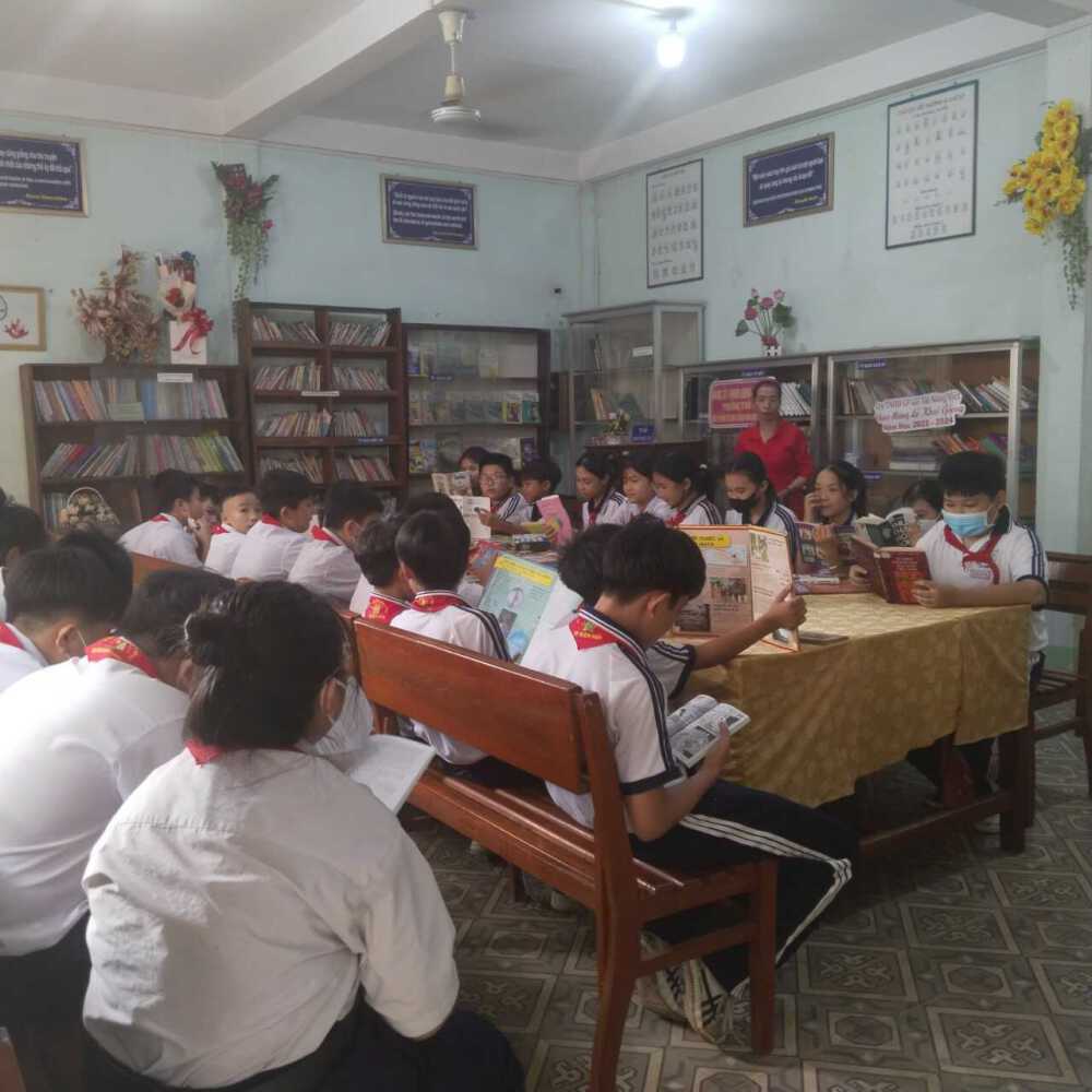 Giờ ra chơi các Em học sinh đọc sách tại thư viện trường THCS Tam Hoà