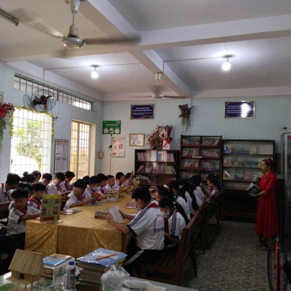 Giờ ra chơi các Em học sinh đọc sách tại thư viện trường THCS Tam Hoà