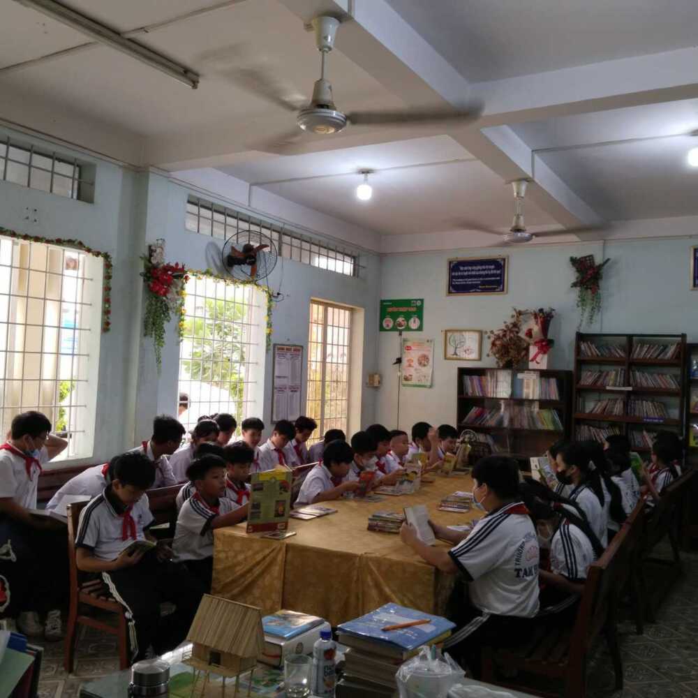 Giờ ra chơi các Em học sinh đọc sách tại thư viện trường THCS Tam Hoà