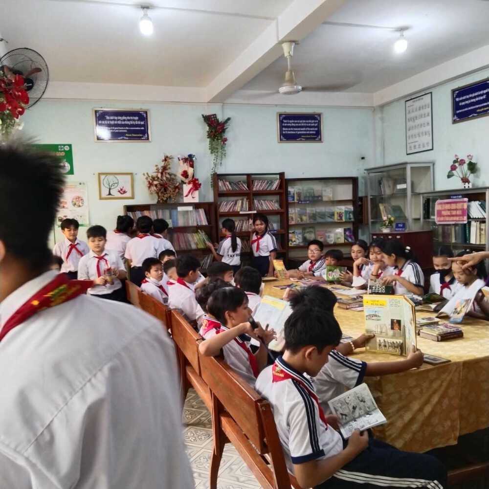 Giờ ra chơi các Em học sinh đọc sách tại thư viện trường THCS Tam Hoà