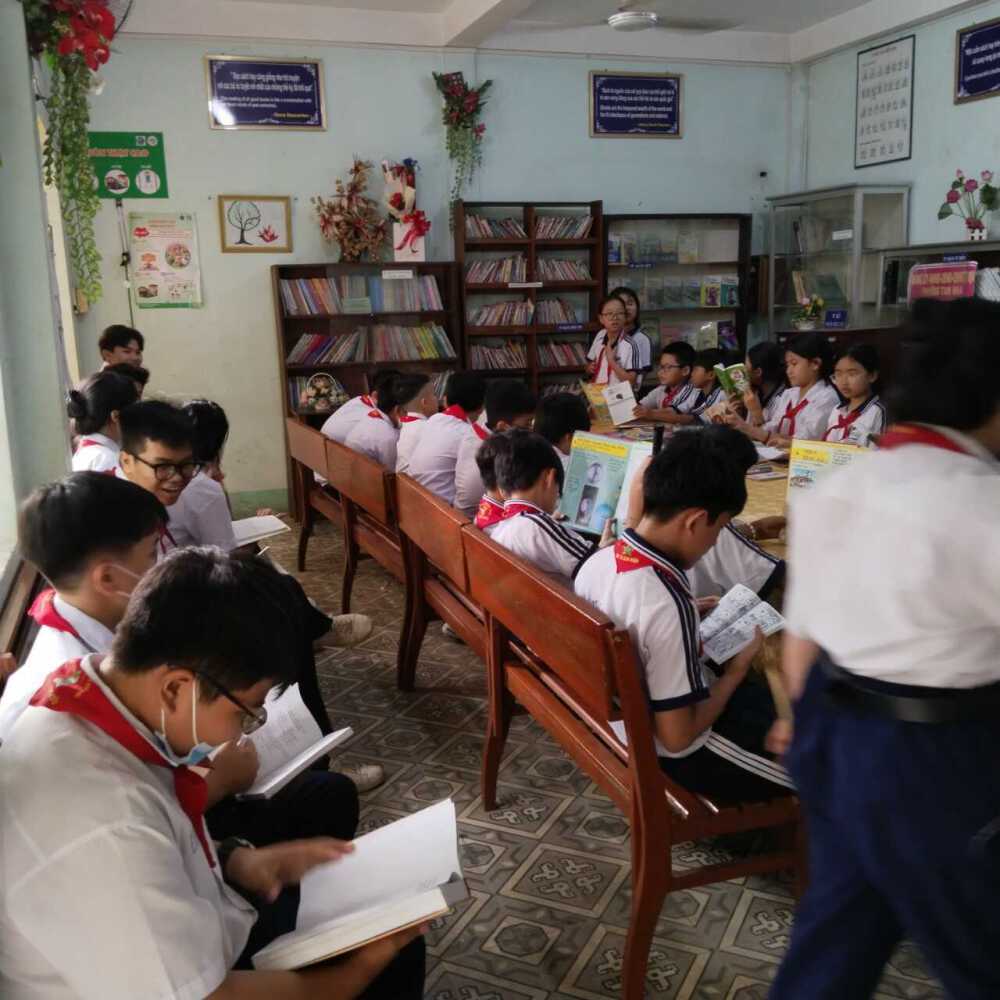 Giờ ra chơi các Em học sinh đọc sách tại thư viện trường THCS Tam Hoà