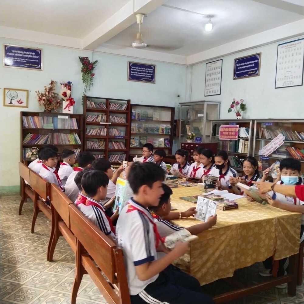 Giờ ra chơi các Em học sinh đọc sách tại thư viện trường THCS Tam Hoà