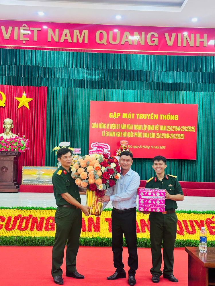 Nhân kỷ niệm 81 năm Ngày Thành lập Quân Đội Nhân Dân Việt  Nam . Trường THCS Tam Hoà  đến thăm và ch