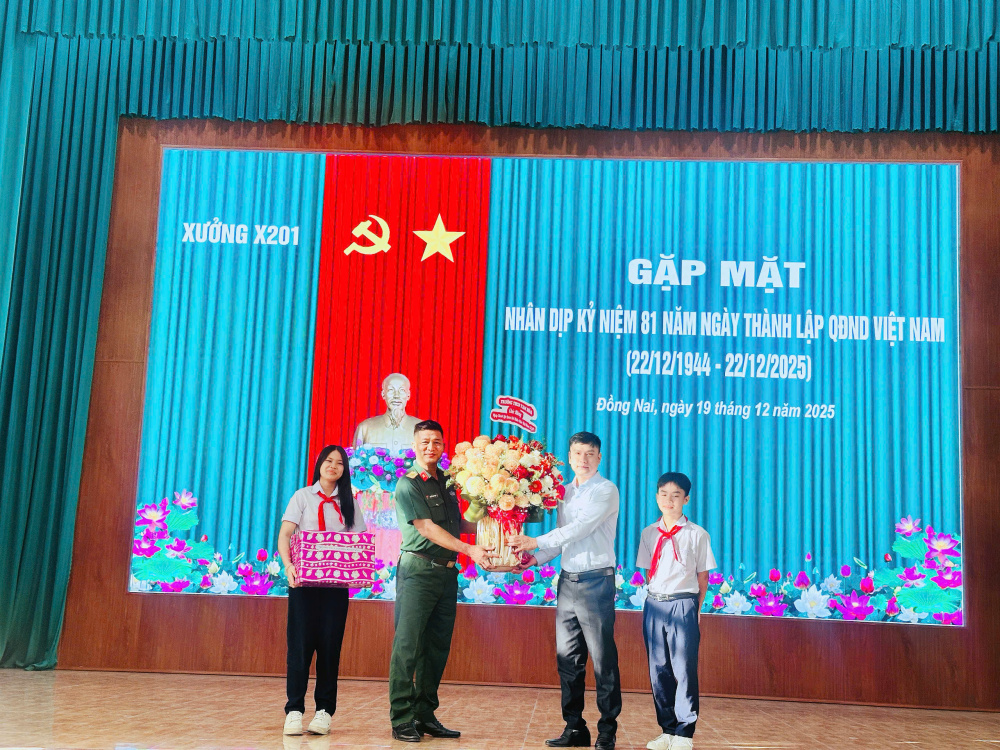 Nhân kỷ niệm 81 năm Ngày Thành lập Quân Đội Nhân Dân Việt  Nam . Trường THCS Tam Hoà  đến thăm và ch