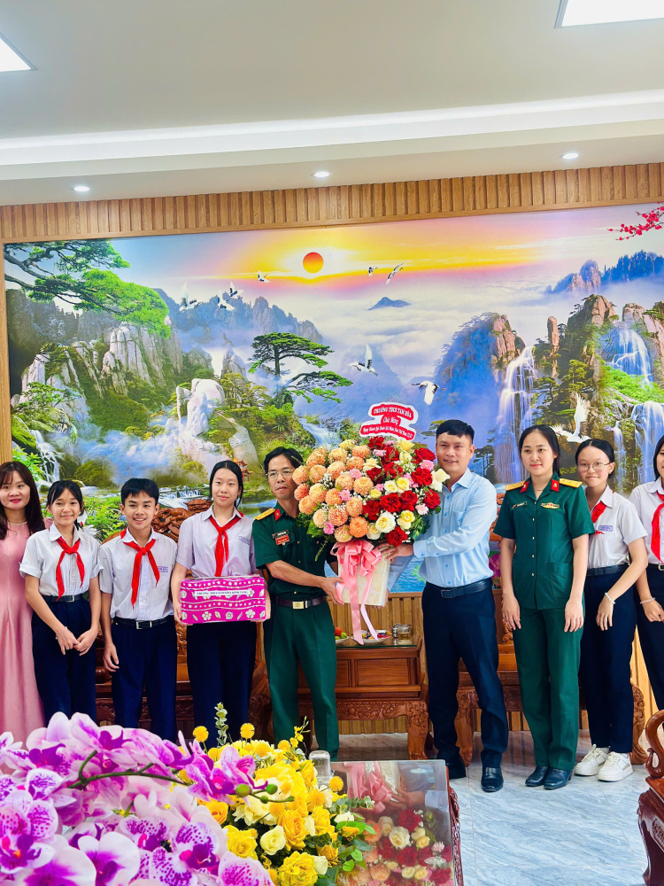 Nhân kỷ niệm 81 năm Ngày Thành lập Quân Đội Nhân Dân Việt  Nam . Trường THCS Tam Hoà  đến thăm và ch